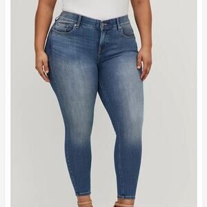 TORRID Bomshell Skinny, Size 14R, Premium Stretch, High Rise, Medium Wash
